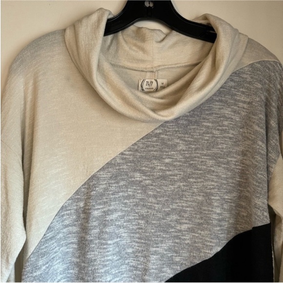 Cowl neck Ivory, Grey and black Sweater - Picture 5 of 6